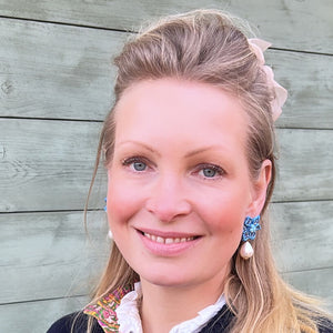 Süße Blumen-Soutache-Ohrringe in Blau mit kleinen Baumwolltropfen