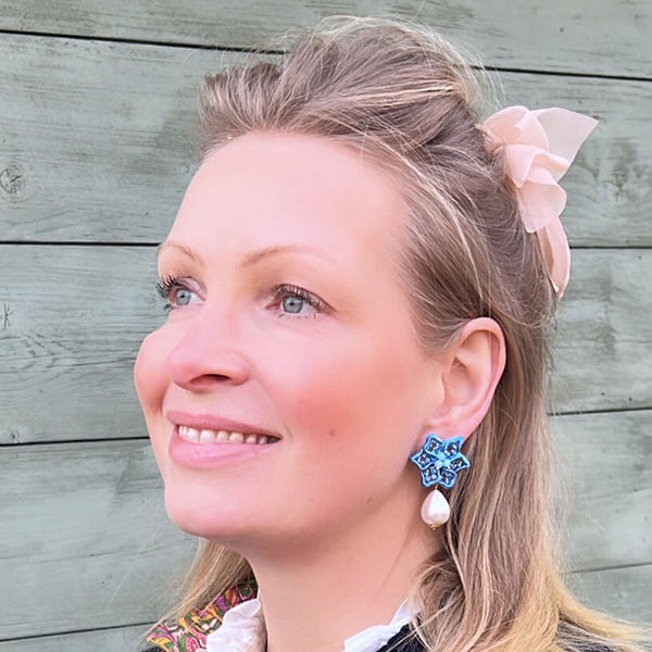Süße Blumen-Soutache-Ohrringe in Blau mit kleinen Baumwolltropfen