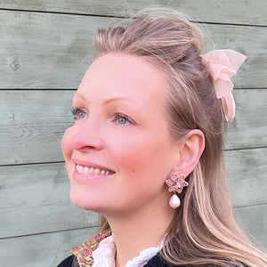 Süße Blumen-Soutache-Ohrringe in Beige und Rosa mit kleinen Baumwolltropfen