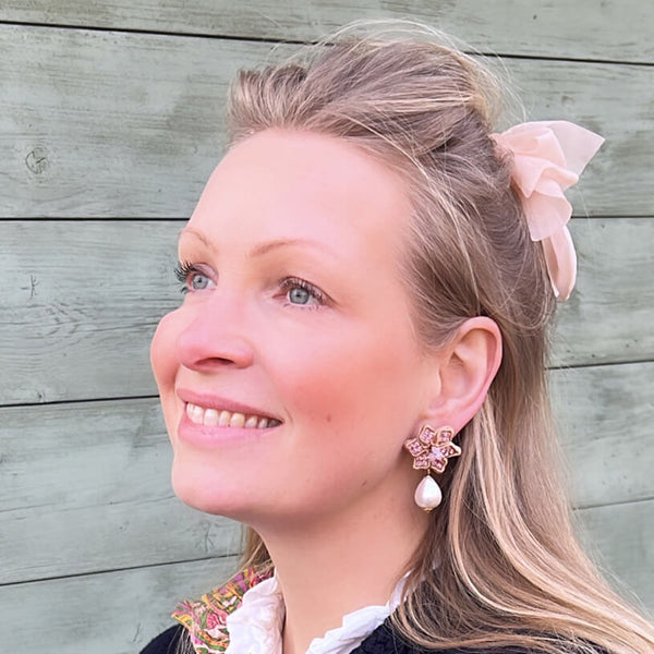 Süße Blumen-Soutache-Ohrringe in Beige und Rosa mit kleinen Baumwolltropfen