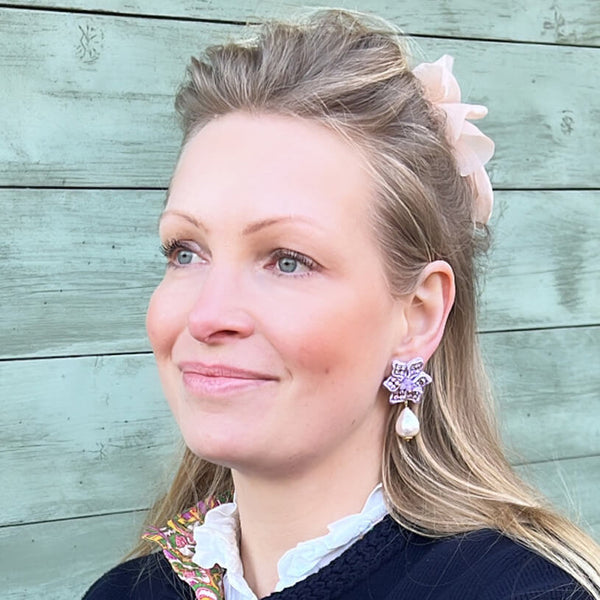 Süße Blumen-Soutache-Ohrringe in Flieder mit kleinen Baumwolltropfen