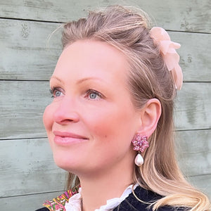 Süße Blumen-Soutache-Ohrringe in Puderrosa mit kleinen Baumwolltropfen