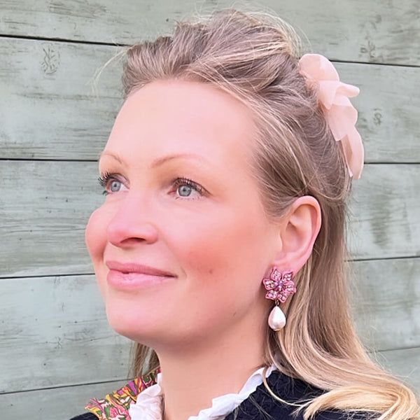 Süße Blumen-Soutache-Ohrringe in Puderrosa mit kleinen Baumwolltropfen