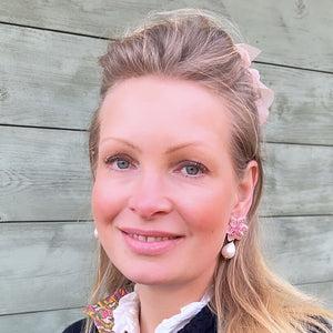 Süße Blumen-Soutache-Ohrringe in Rosé mit kleinen Baumwolltropfen