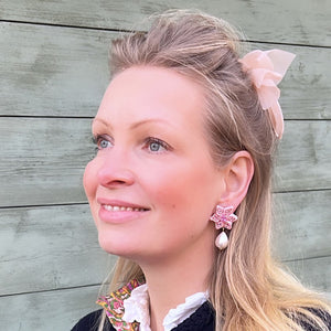 Süße Blumen-Soutache-Ohrringe in Rosé mit kleinen Baumwolltropfen