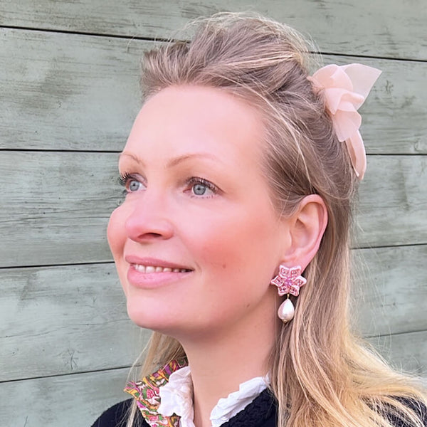 Süße Blumen-Soutache-Ohrringe in Rosé mit kleinen Baumwolltropfen