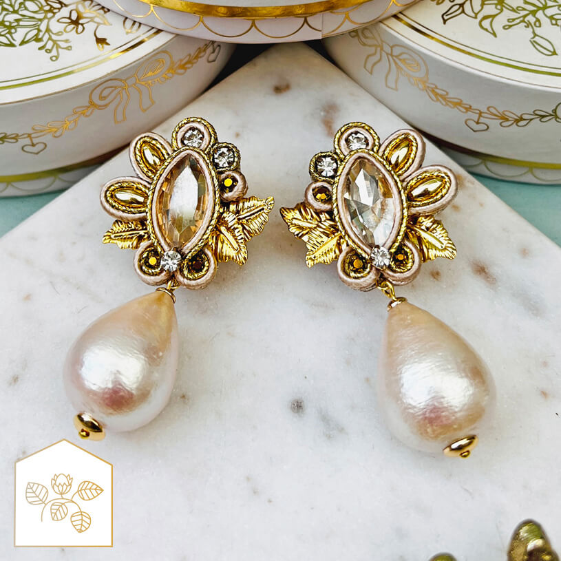 Raffinierte Soutache-Ohrstecker in Gold und Champagner mit Baumwolltropfen