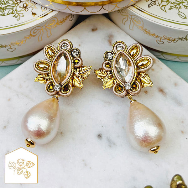 Raffinierte Soutache-Ohrstecker in Gold und Champagner mit Baumwolltropfen