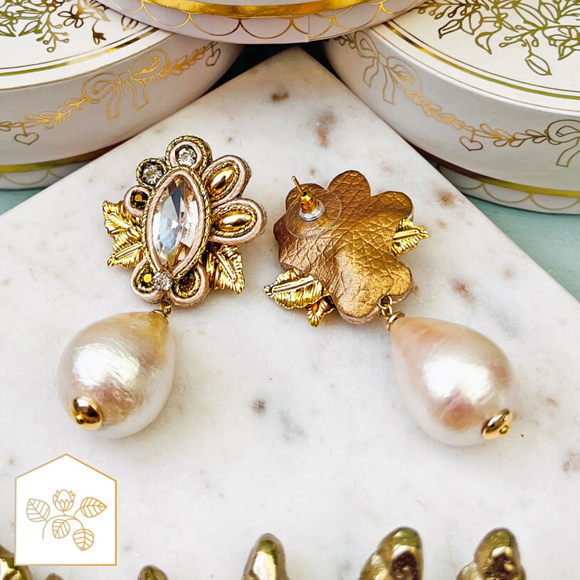 Raffinierte Soutache-Ohrstecker in Gold und Champagner mit Baumwolltropfen