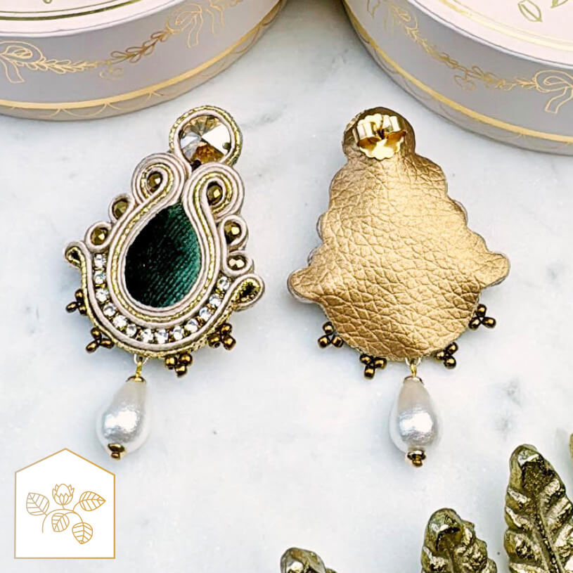 Samt-Soutache-Ohrstecker in Grün und Gold mit Baumwolltropfen
