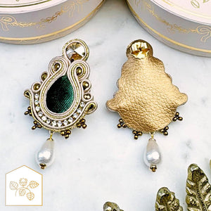 Samt-Soutache-Ohrstecker in Grün und Gold mit Baumwolltropfen