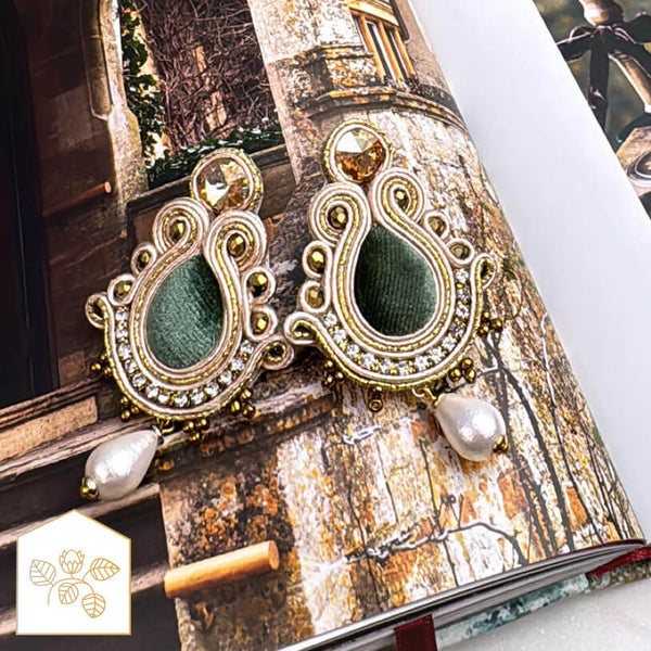 Samt-Soutache-Ohrstecker in Grün und Gold mit Baumwolltropfen