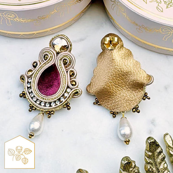Samt-Soutache-Ohrstecker in Rot und Gold mit Baumwolltropfen