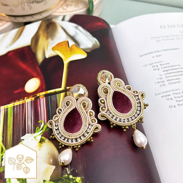 Samt-Soutache-Ohrstecker in Rot und Gold mit Baumwolltropfen