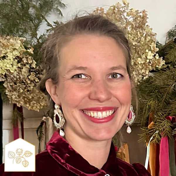 Samt-Soutache-Ohrstecker in Rot und Gold mit Baumwolltropfen
