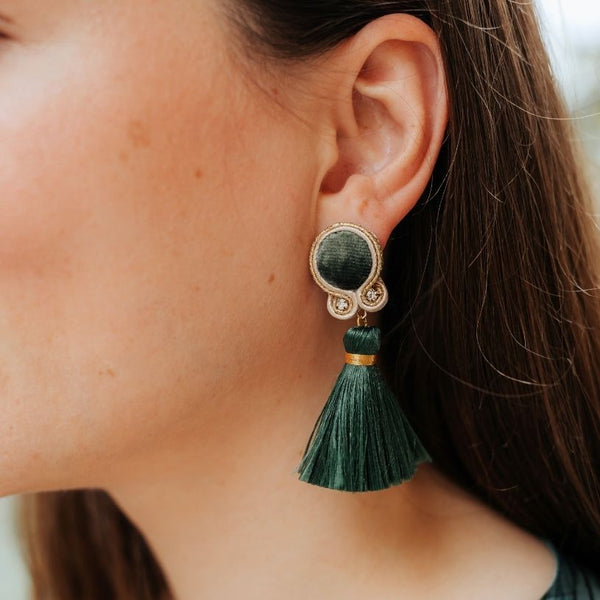 Samt-Soutache-Ohrstecker in Grün und Gold mit Quaste