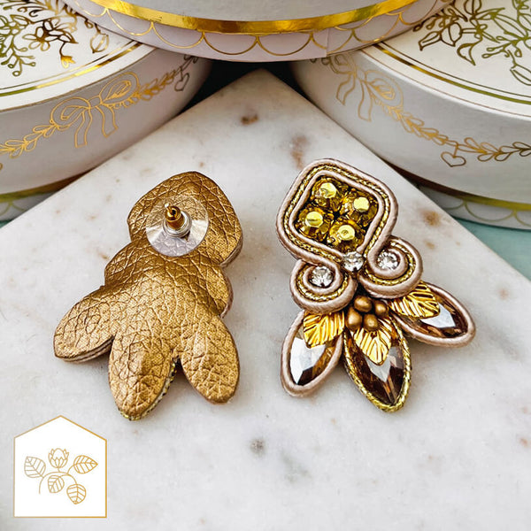 Zauberhafte Soutache-Ohrstecker in Gold und Champagner