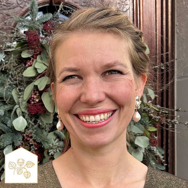  Kleine Soutache-Ohrstecker in Gold und Champagner mit Baumwolltropfen