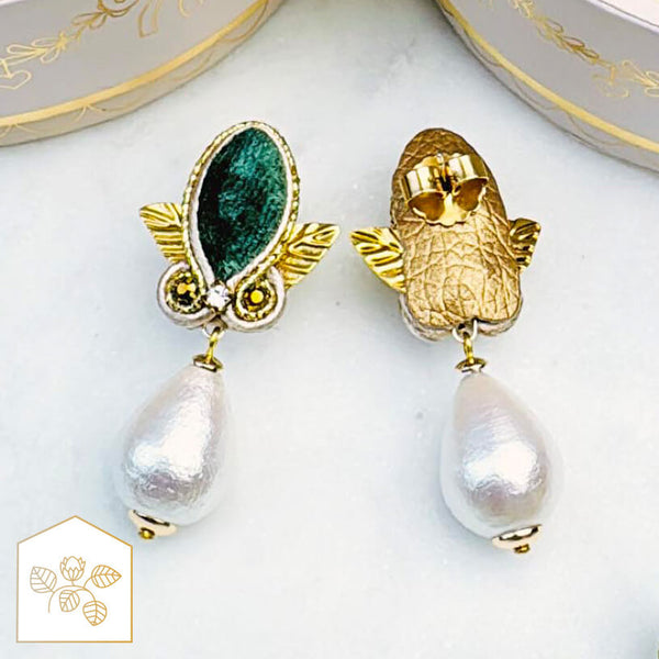 Kleine Samt-Soutache-Ohrstecker in Grün und Gold mit Baumwolltropfen