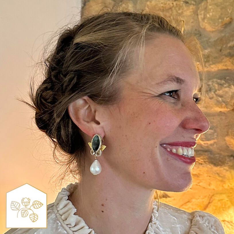Kleine Samt-Soutache-Ohrstecker in Grün und Gold mit Baumwolltropfen