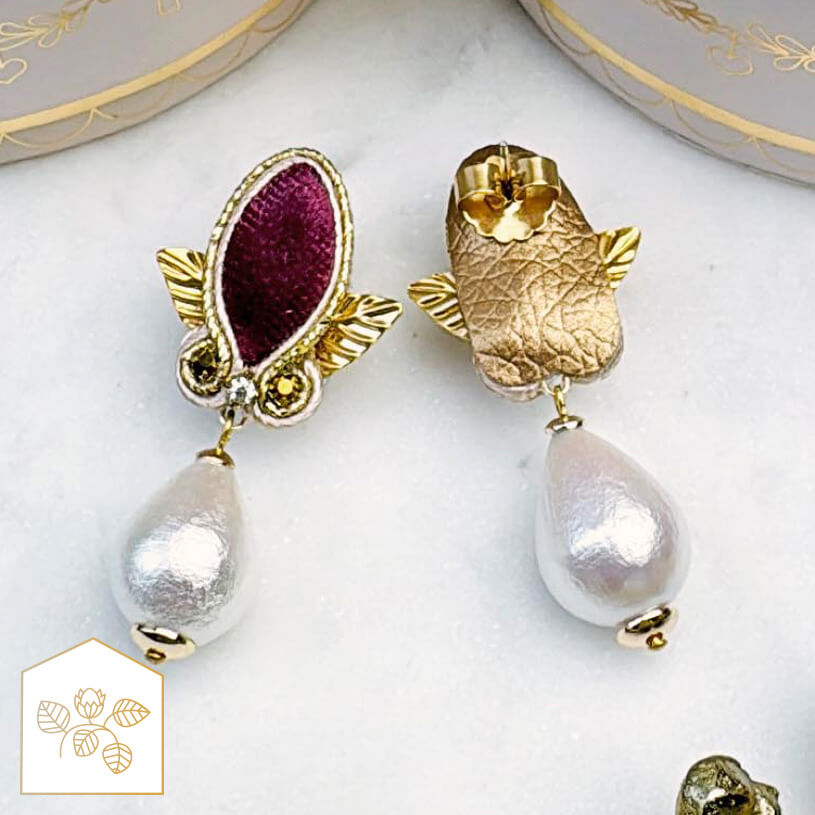 Kleine Samt-Soutache-Ohrstecker in Rot und Gold mit Baumwolltropfen