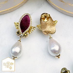 Kleine Samt-Soutache-Ohrstecker in Rot und Gold mit Baumwolltropfen