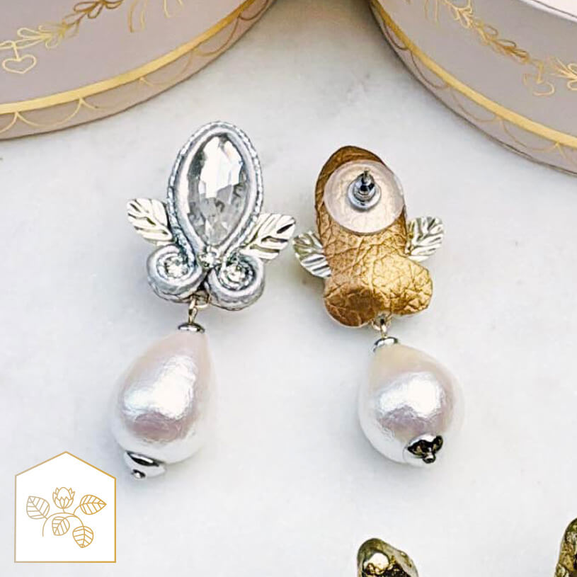 Kleine Soutache-Ohrstecker in Silber mit Baumwolltropfen