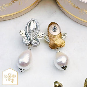 Kleine Soutache-Ohrstecker in Silber mit Baumwolltropfen