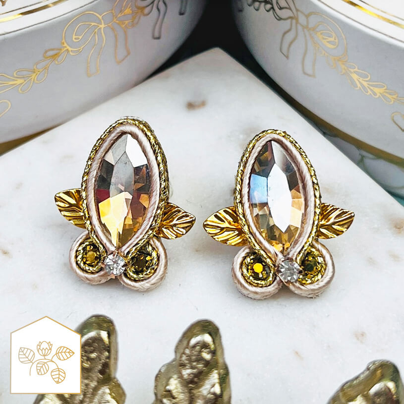 Kleine Soutache-Ohrstecker in Gold und Champagner