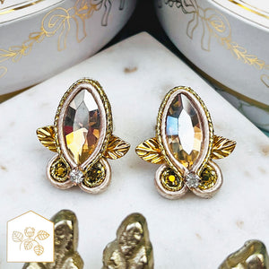 Kleine Soutache-Ohrstecker in Gold und Champagner