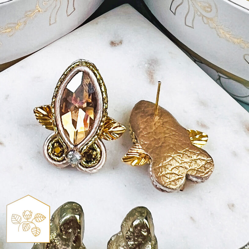 Kleine Soutache-Ohrstecker in Gold und Champagner