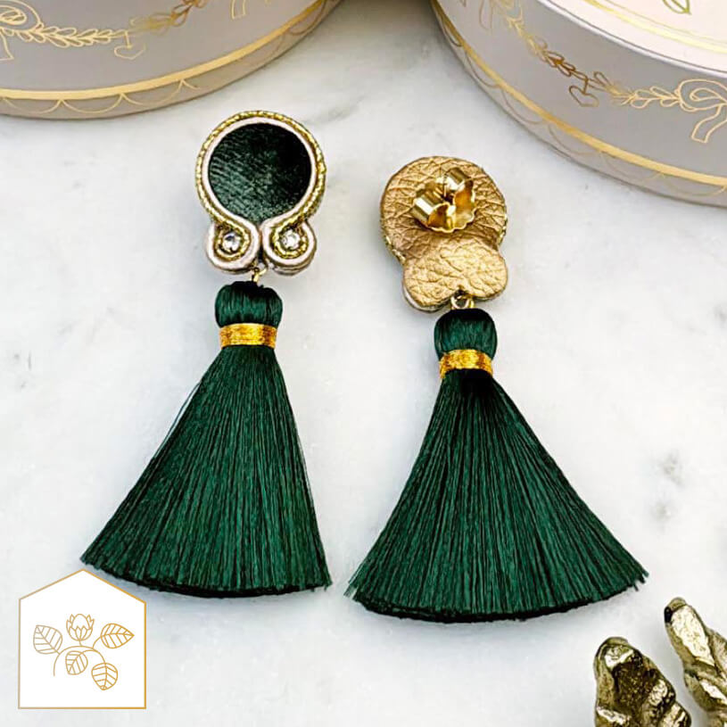 Samt-Soutache-Ohrstecker in Grün und Gold mit Quaste