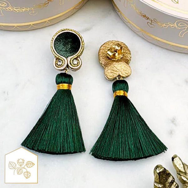 Samt-Soutache-Ohrstecker in Grün und Gold mit Quaste