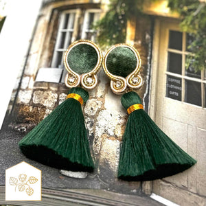 Samt-Soutache-Ohrstecker in Grün und Gold mit Quaste