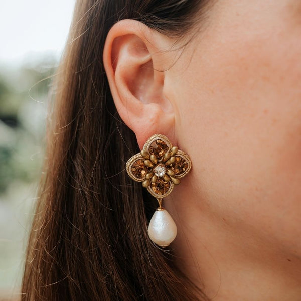 Blüten-Soutache-Ohrstecker in Gold und Champagner mit Baumwolltropfen
