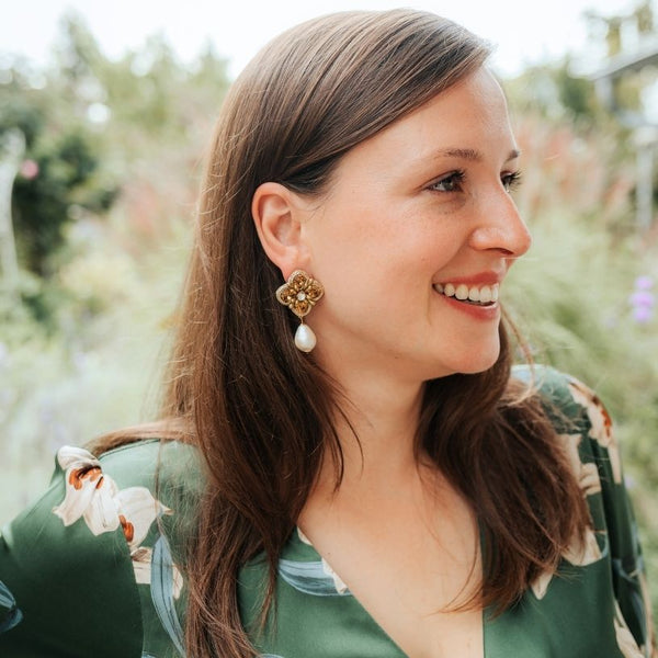 Blüten-Soutache-Ohrstecker in Gold und Champagner mit Baumwolltropfen