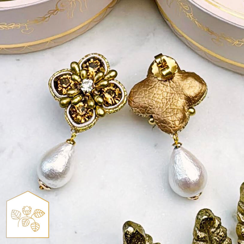 Blüten-Soutache-Ohrstecker in Gold und Champagner mit Baumwolltropfen
