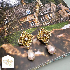 Blüten-Soutache-Ohrstecker in Gold und Champagner mit Baumwolltropfen