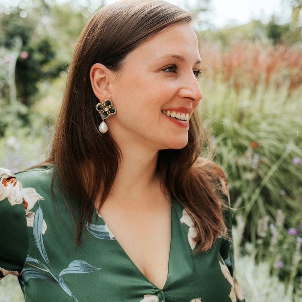 Samt-Blüten-Soutache-Ohrstecker in Grün und Gold mit Baumwolltropfen