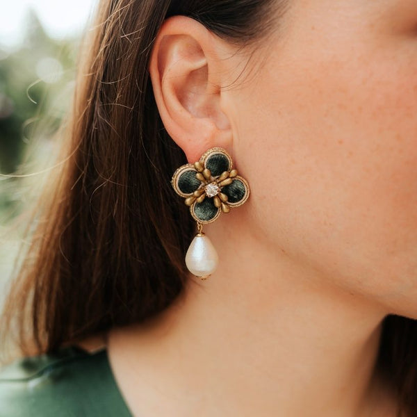 Samt-Blüten-Soutache-Ohrstecker in Grün und Gold mit Baumwolltropfen