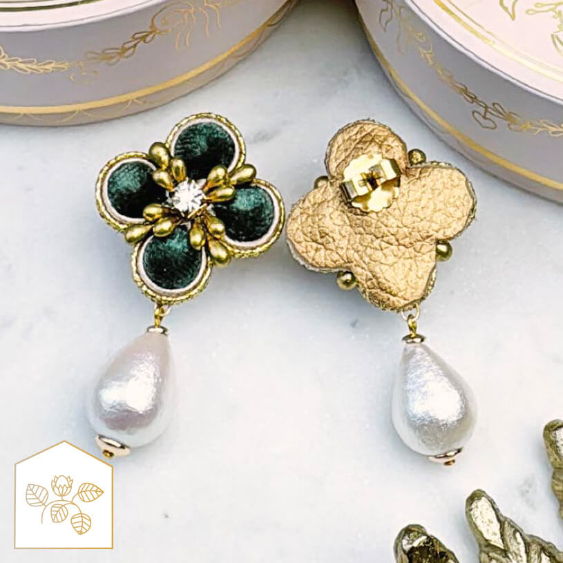 Samt-Blüten-Soutache-Ohrstecker in Grün und Gold mit Baumwolltropfen