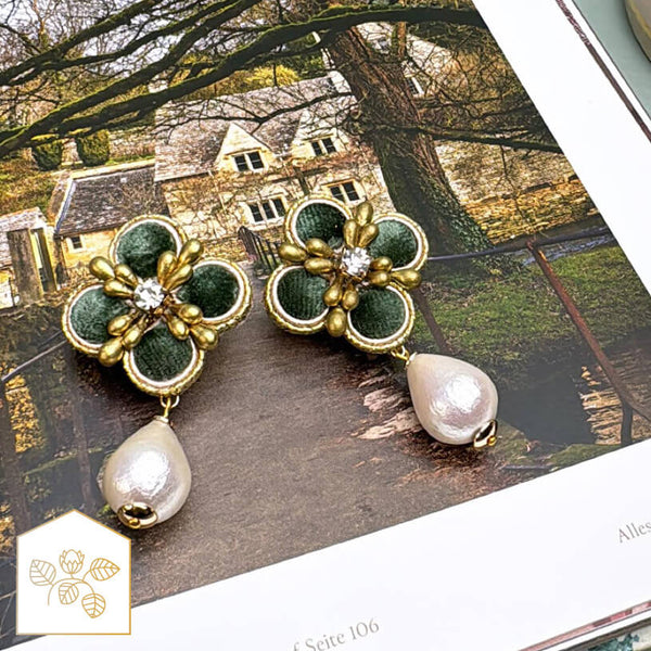 Samt-Blüten-Soutache-Ohrstecker in Grün und Gold mit Baumwolltropfen