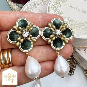 Samt-Blüten-Soutache-Ohrstecker in Grün und Gold mit Baumwolltropfen