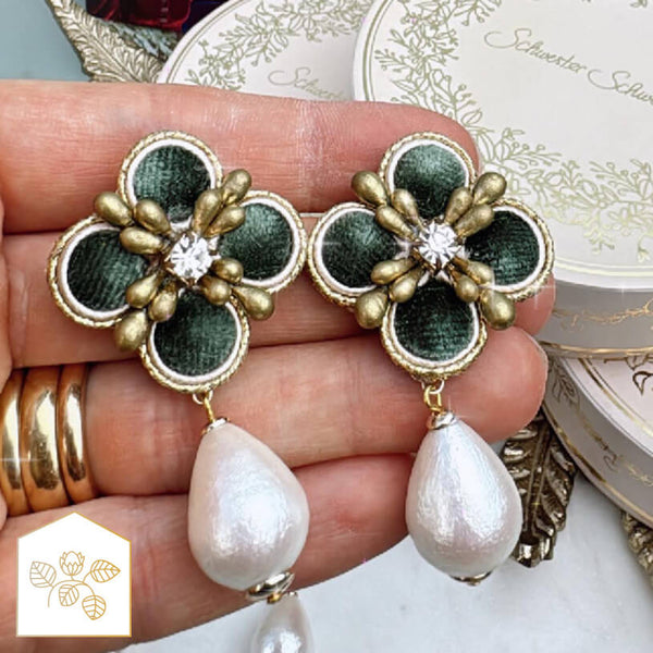 Samt-Blüten-Soutache-Ohrstecker in Grün und Gold mit Baumwolltropfen