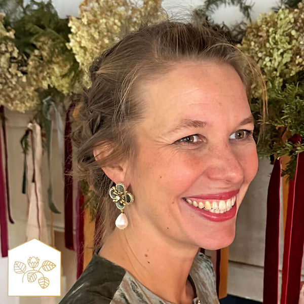 Samt-Blüten-Soutache-Ohrstecker in Grün und Gold mit Baumwolltropfen