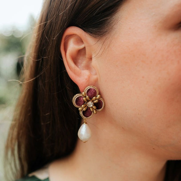Samt-Blüten-Soutache-Ohrstecker in Rot und Gold mit Baumwolltropfen