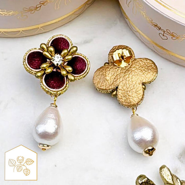 Samt-Blüten-Soutache-Ohrstecker in Rot und Gold mit Baumwolltropfen