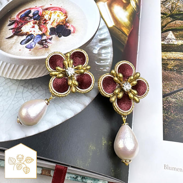 Samt-Blüten-Soutache-Ohrstecker in Rot und Gold mit Baumwolltropfen