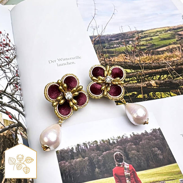 Samt-Blüten-Soutache-Ohrstecker in Rot und Gold mit Baumwolltropfen