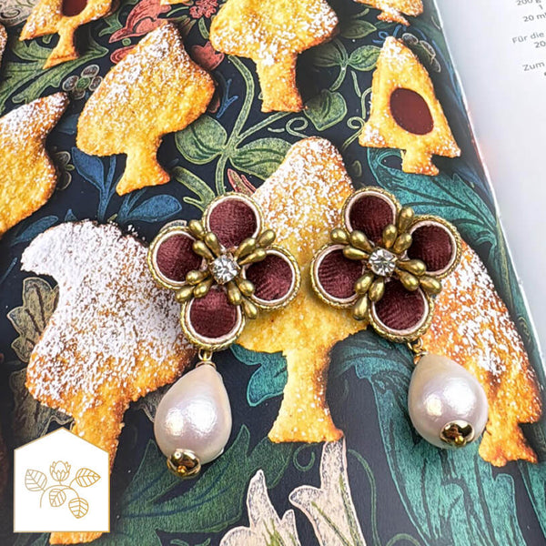 Samt-Blüten-Soutache-Ohrstecker in Rot und Gold mit Baumwolltropfen